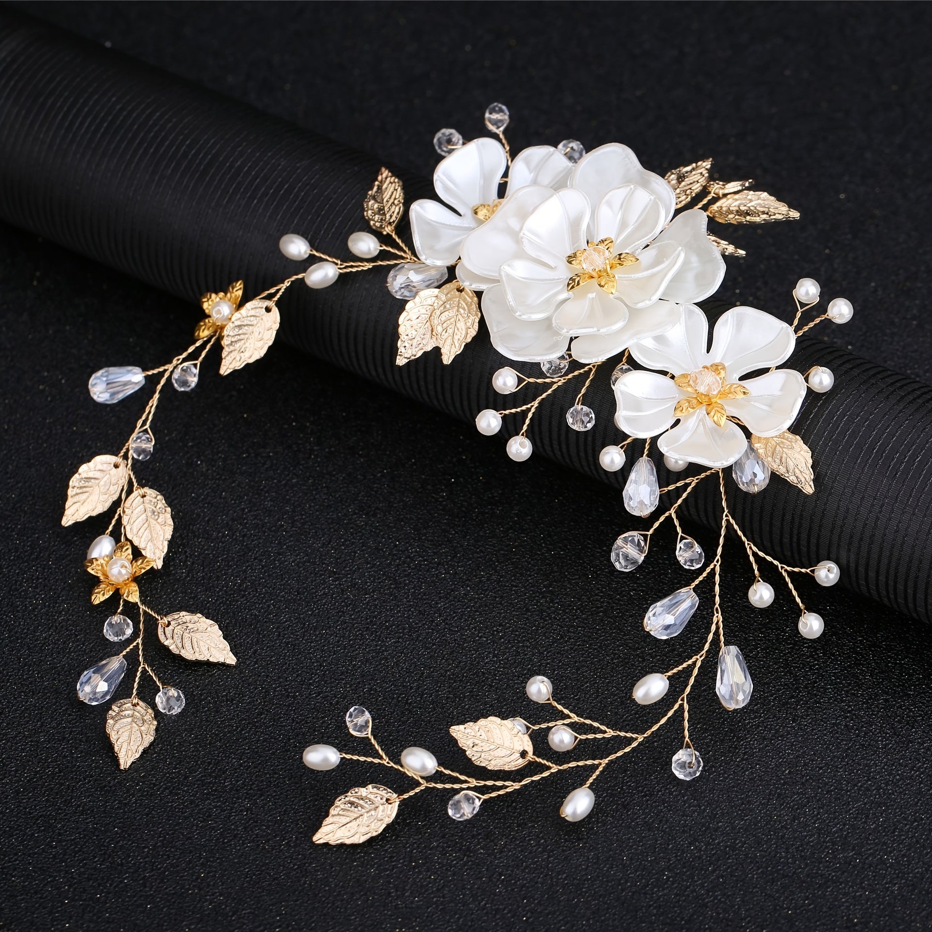 Zara -  Eleganter Haarschmuck mit Blumen und Perlen