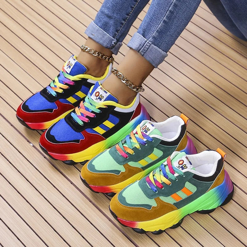 Adriana - Bunte Retro-Sneaker mit Regenbogen-Schnürsenkeln